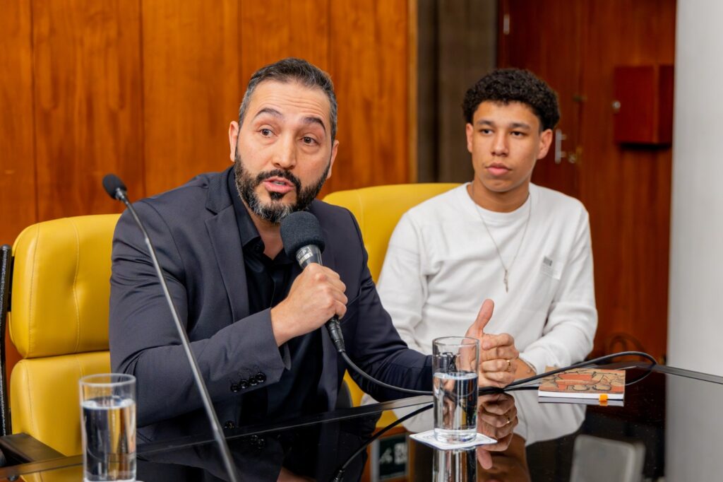 Dia da Liderança Jovem: Professor Antonio Gelfusa Jr. discursa ao público.